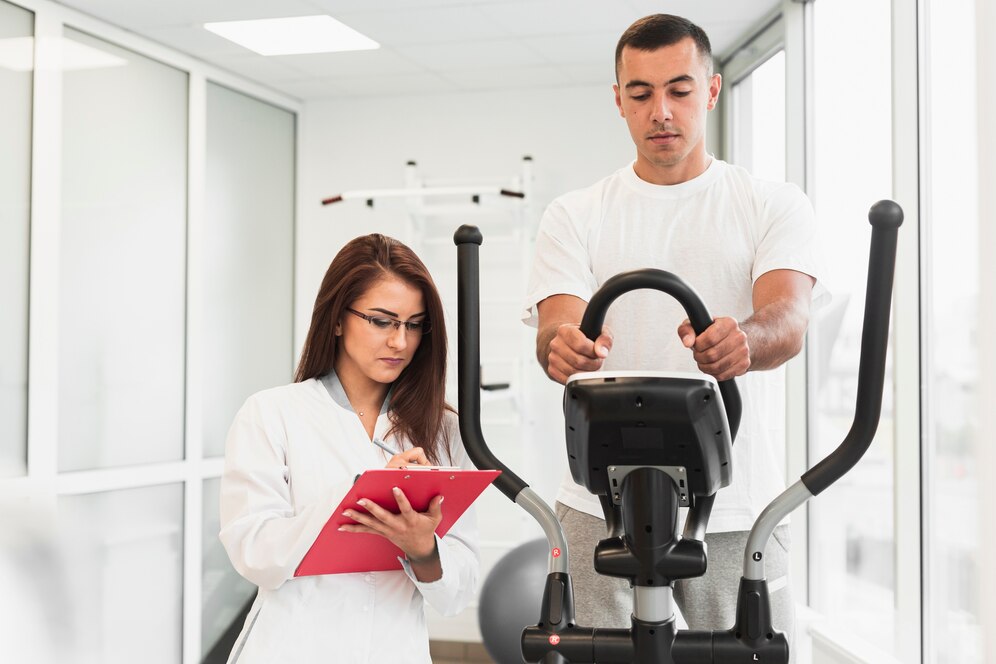 patient-working-out-while-doctor-writing_23-2148328427